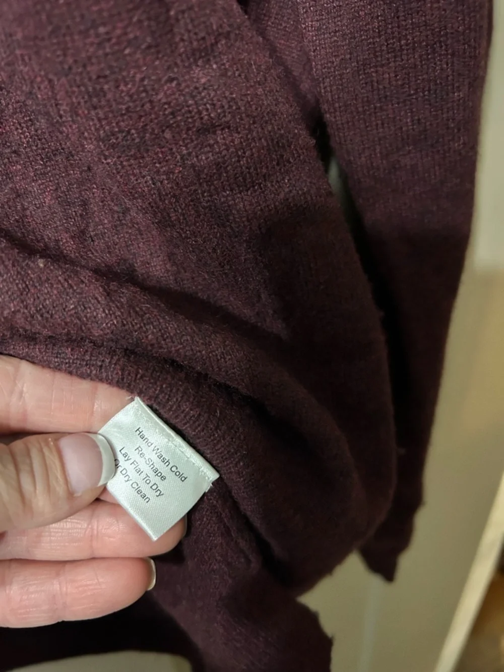 Jos A. Bank Reserve Collection V-Neck 💯 Cashmere Sweater burgundy